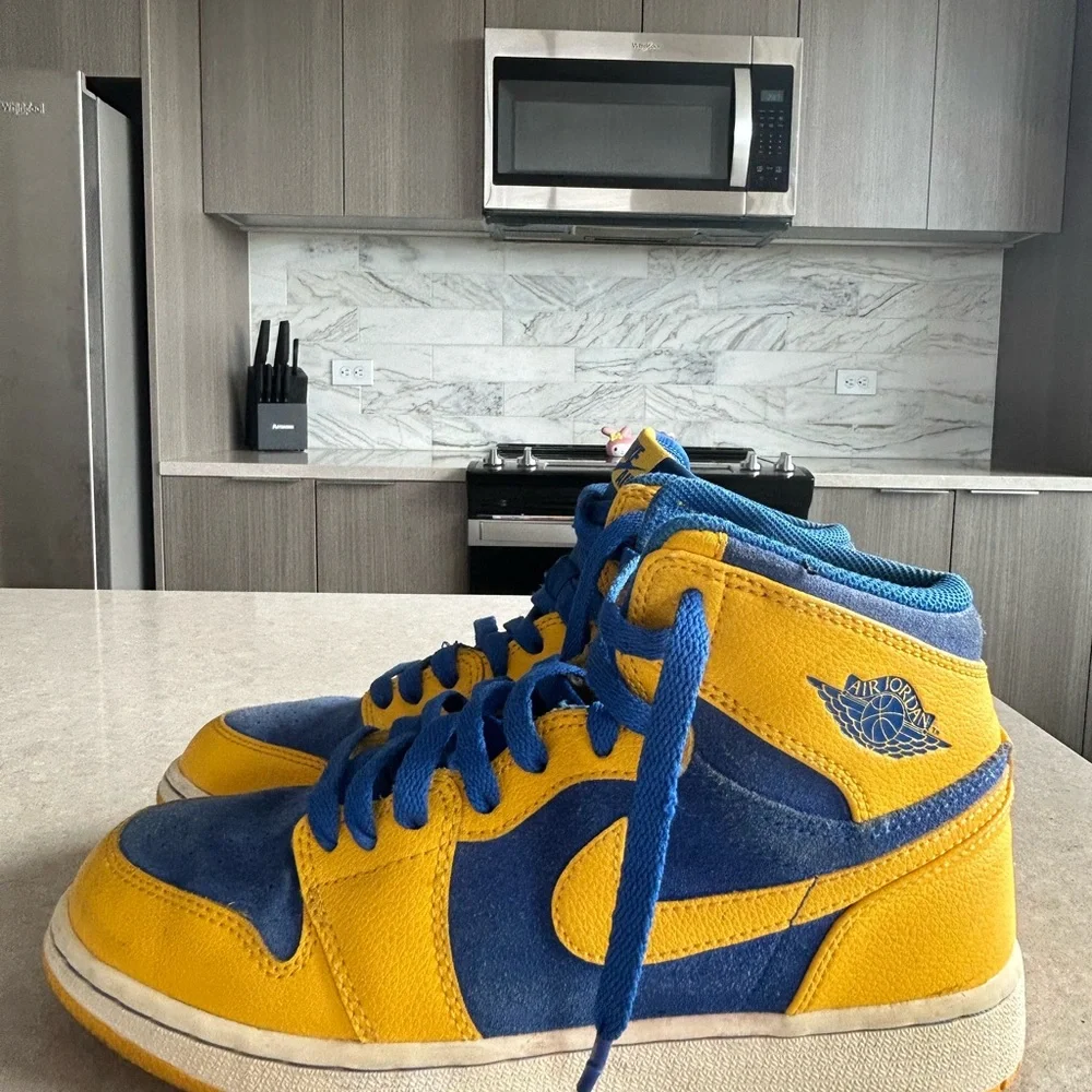 Jordan 1s Laney (suede) - Picture 2 of 6